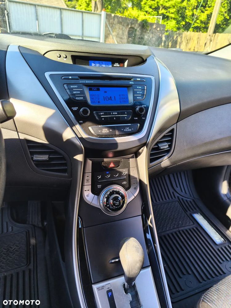 Hyundai Elantra - 13