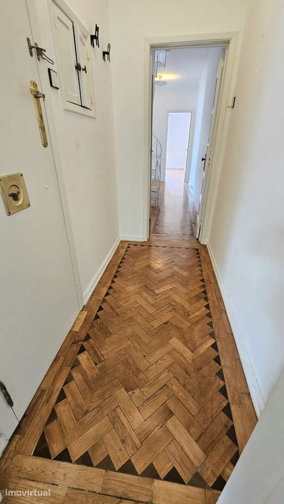 T3 Duplex à Estação de Comboios de Benfica - Av. Gomes Pereira - Grande imagem: 4/23