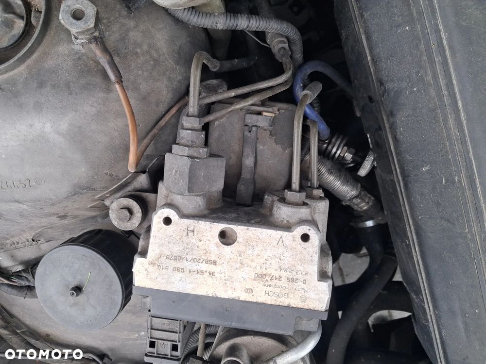 BMW 5 E39 silnik 2.5 TDS M51D25 143 KM skrzynia biegów 23001434452  S5D 2602 dyfer dyferencjał 33101428489  2,64 drzwi klapa maska zderzak błotnik Orientblau Metallic 317 alternator wtrysk przepustnica przepływomierz turbina alternator maglownica pompa wspomagania sprężarka klimatyzacji wentylator sterownik stacyjka moduł silniczek panel przewód wiązka radio konsola wyświetlacz tunel fotel fotele tapicerka skórzana skóra boczek podłokietnik szyba zwrotnica EGR chłodnica pas wzmocnienie lusterko lampa reflektor tłumik wydech halogen hak holowniczy klamka belka sanki mcperson amortyzator sprężyna felga zwrotnica blenda mikrostyk kierownica mechanizm zamek zacisk hamulcowy jarzmo klamka włącznik schowek lewarek wybierak osłona łapa poduszka zbiorniczek rura manetki kolektor pompa ABS NA CZĘŚCI wszystkie części - 24