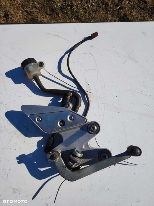 Yamaha FZ6 (2004–2009) Prawy set podnóżka z pompą hamulca tylnego - 1