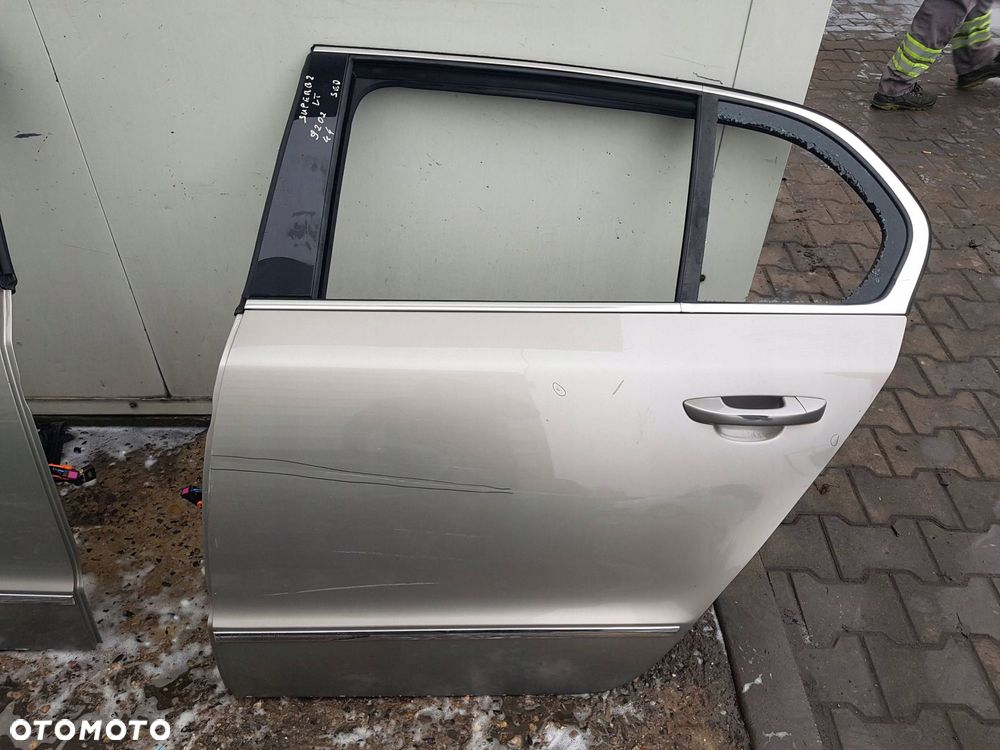 SKODA SUPERB 3T 2 II 08-15r SEDAN DRZWI LEWE TYŁ TYLNE 9202