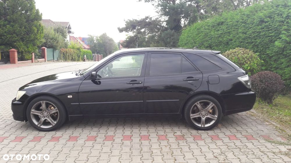 Lexus IS 300 SportCross - 7