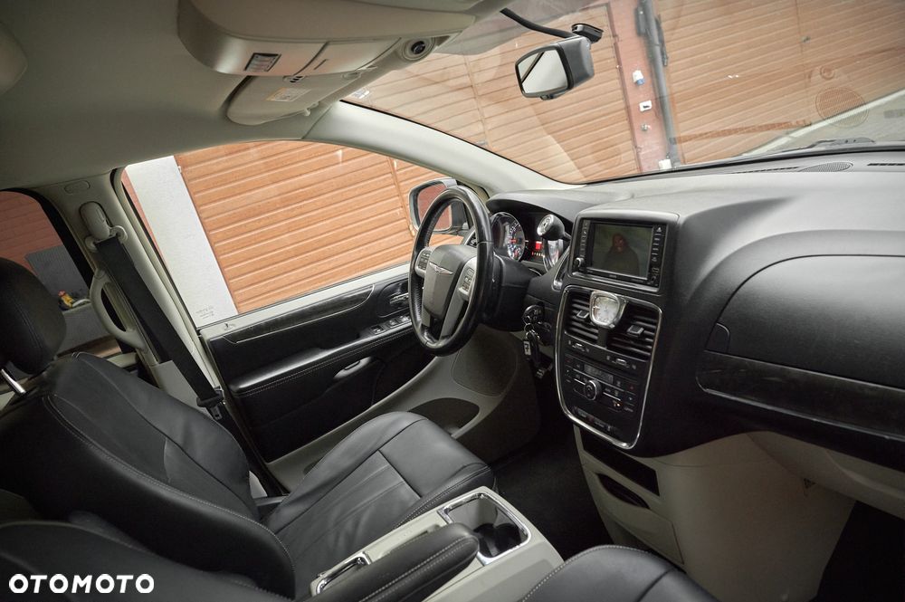 Chrysler Town & Country 3.6 Limited - 34