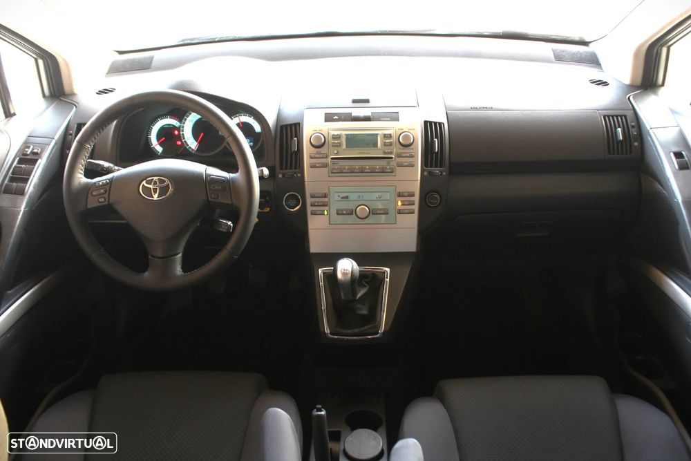 Toyota Corolla Verso 2.2 D-4D Sol - 33