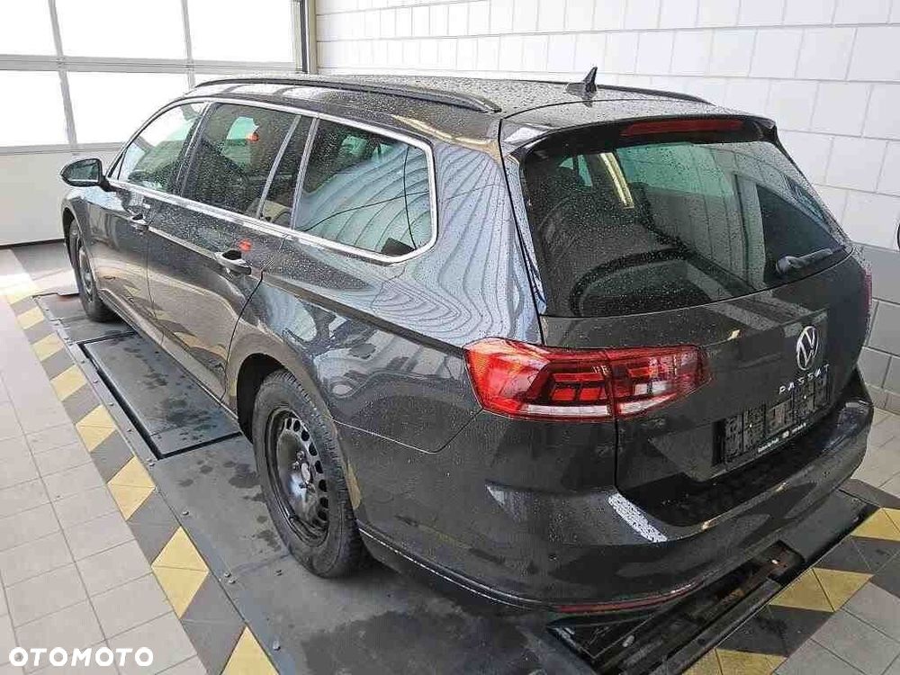 Volkswagen Passat - 4