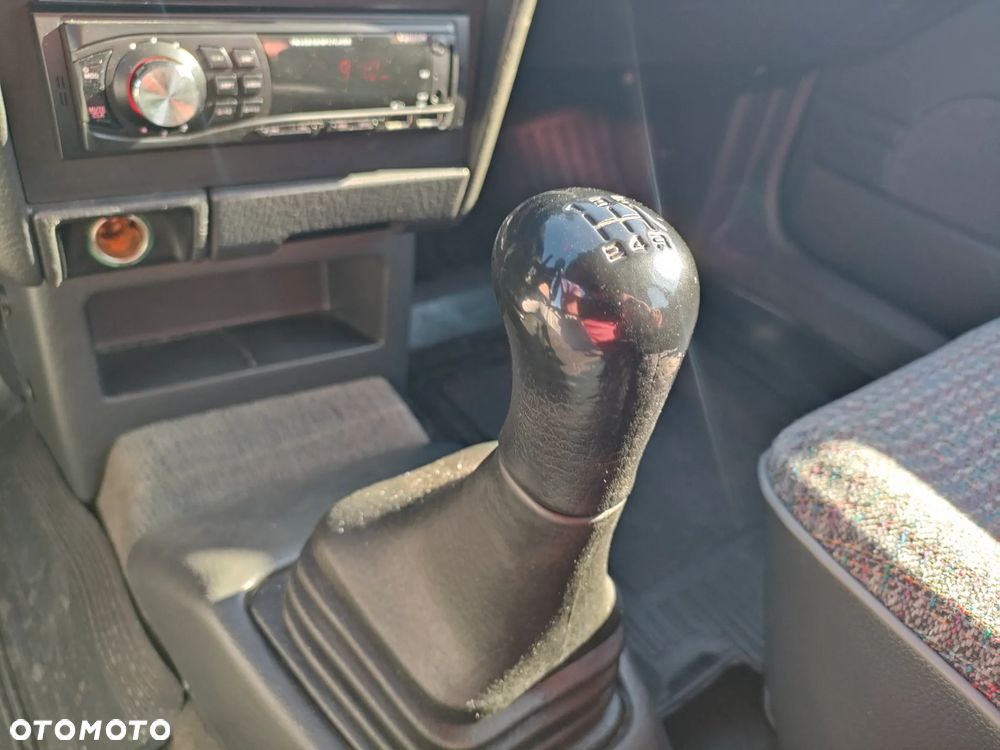 Mazda 323 - 22