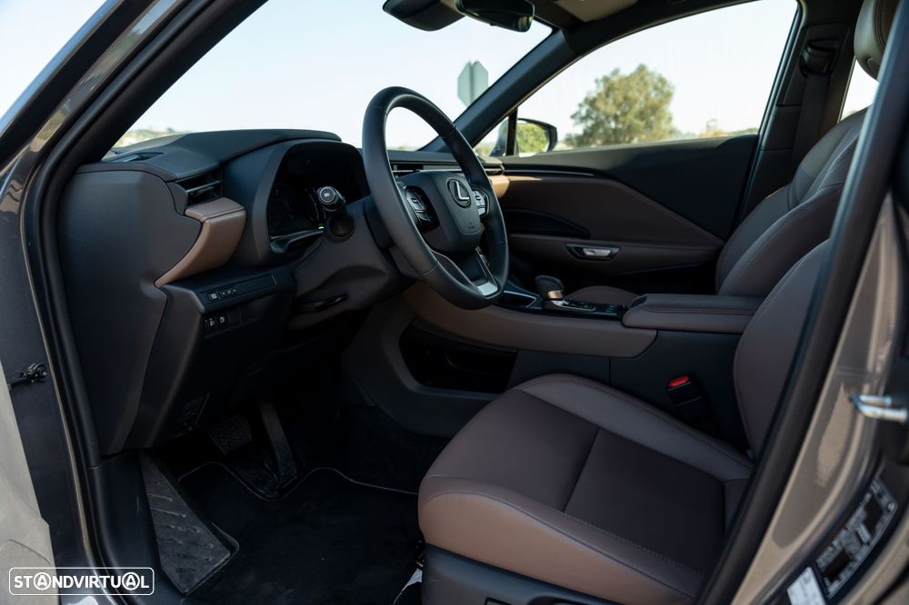 Lexus LBX Elegant - 13