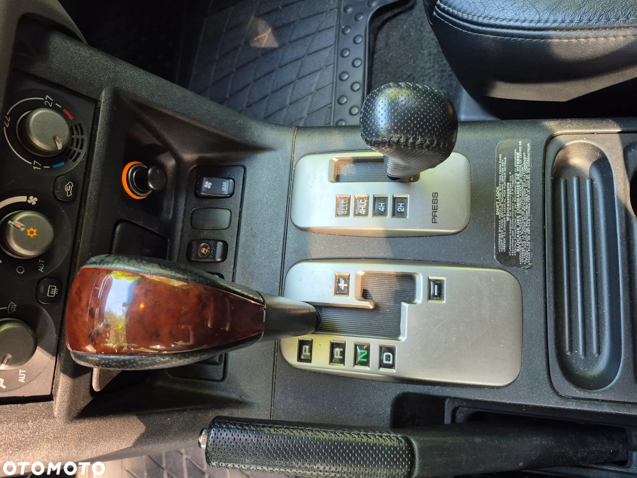 Mitsubishi Pajero - 16