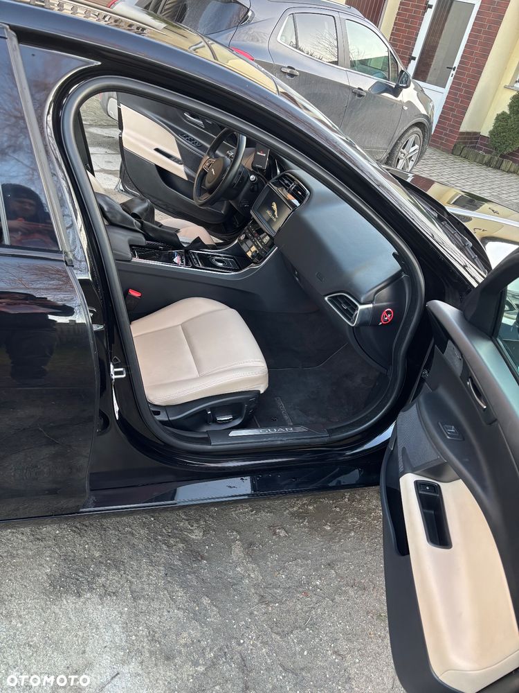 Jaguar XE 25t AWD Prestige - 12