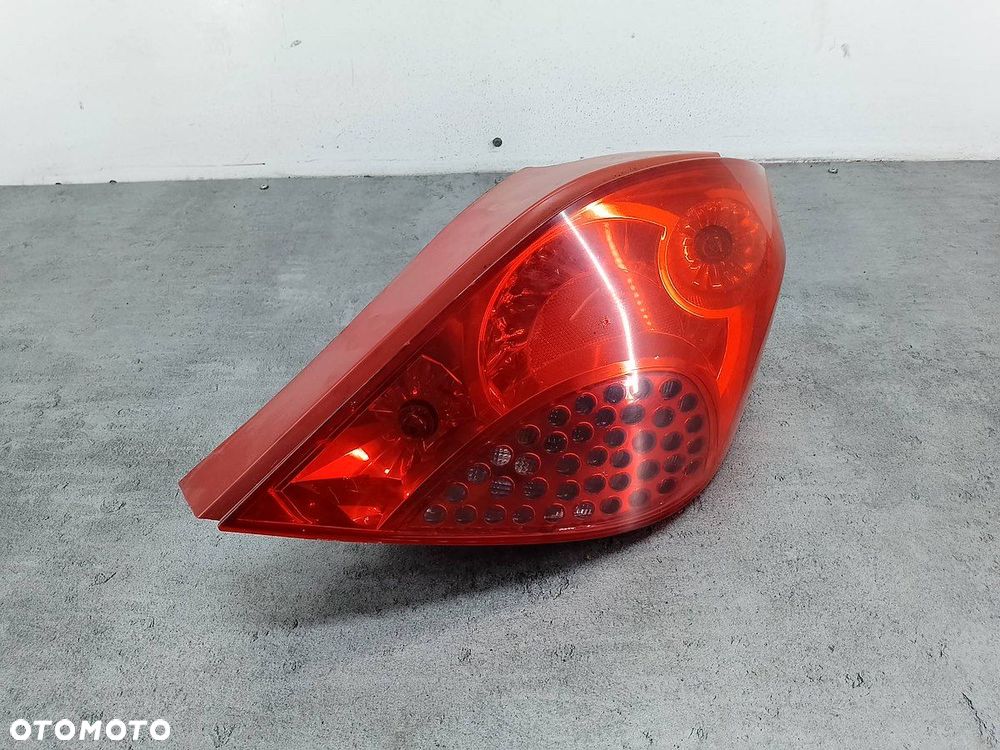 LAMPA TYLNA PRAWA PEUGEOT 207 9649986580 VP5PFX-13404-A HATCHBACK - 1