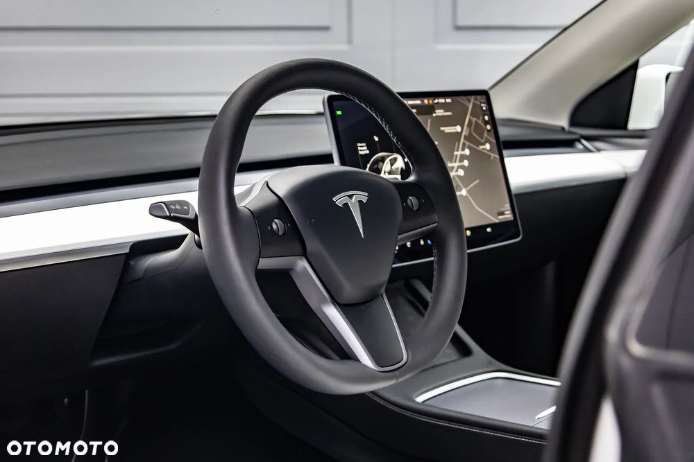 Tesla Model Y - 12