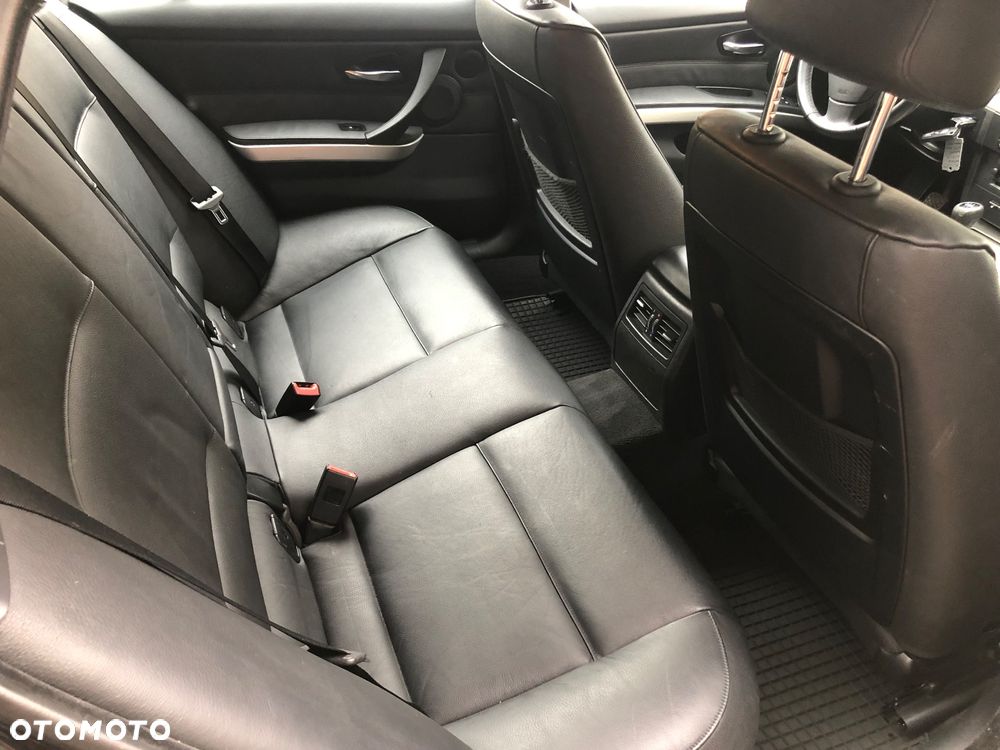 BMW Seria 3 325xi Touring - 15