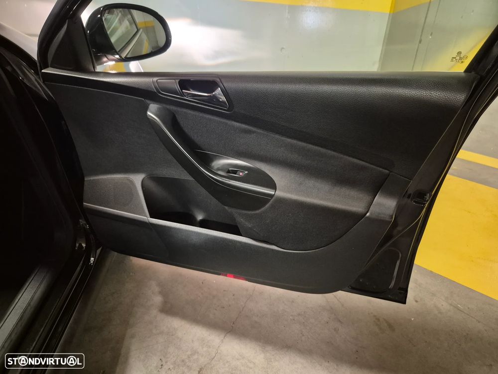 VW Passat 2.0 TDI Confortline - 43