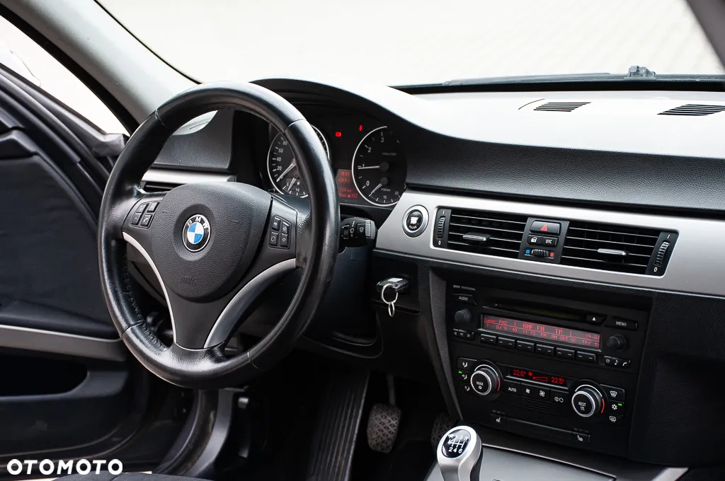 BMW Seria 3 318i Touring - 30