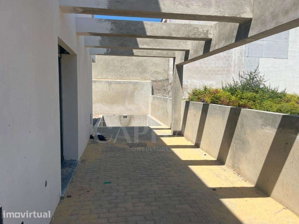 Moradia Geminada T3 Nova com Piscina em Construção | Fernão Ferro - Grande imagem: 3/21