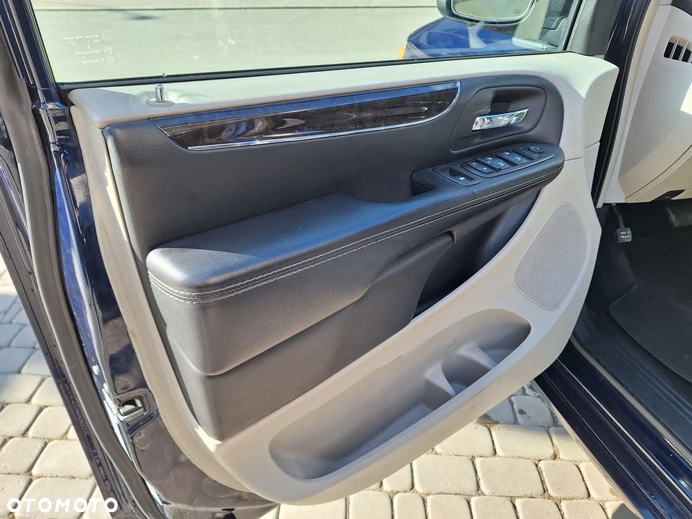 Chrysler Town & Country - 13