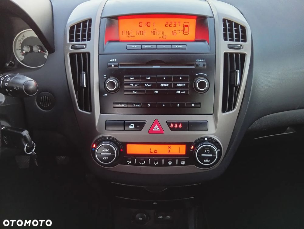 Kia Ceed - 11
