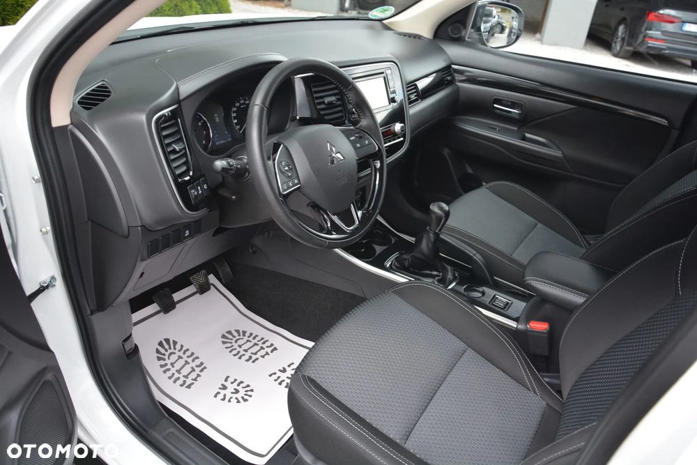Mitsubishi Outlander - 13