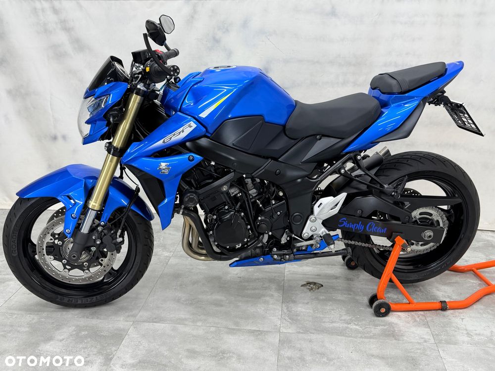 Suzuki GSR - 3