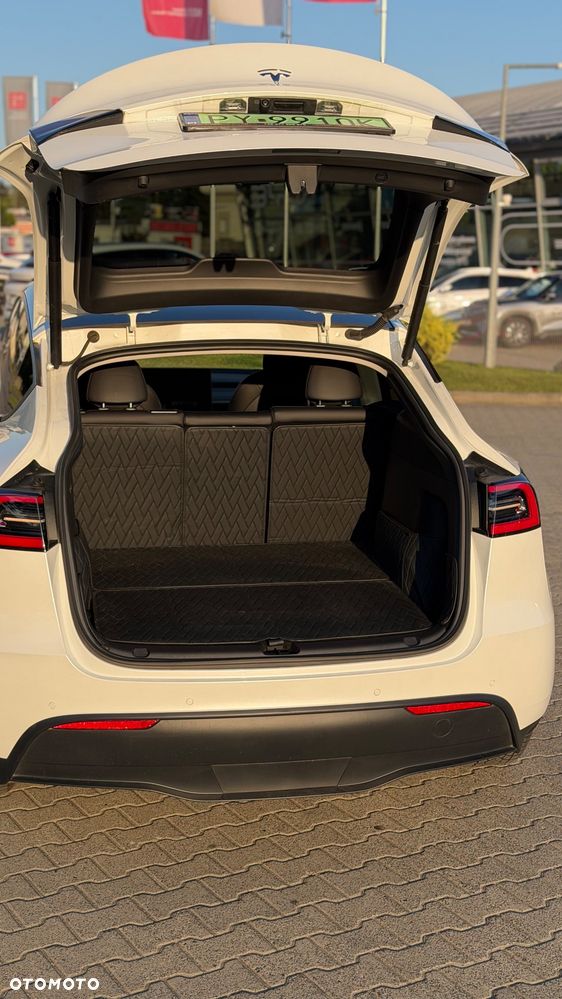 Tesla Model Y Long Range AWD - 11
