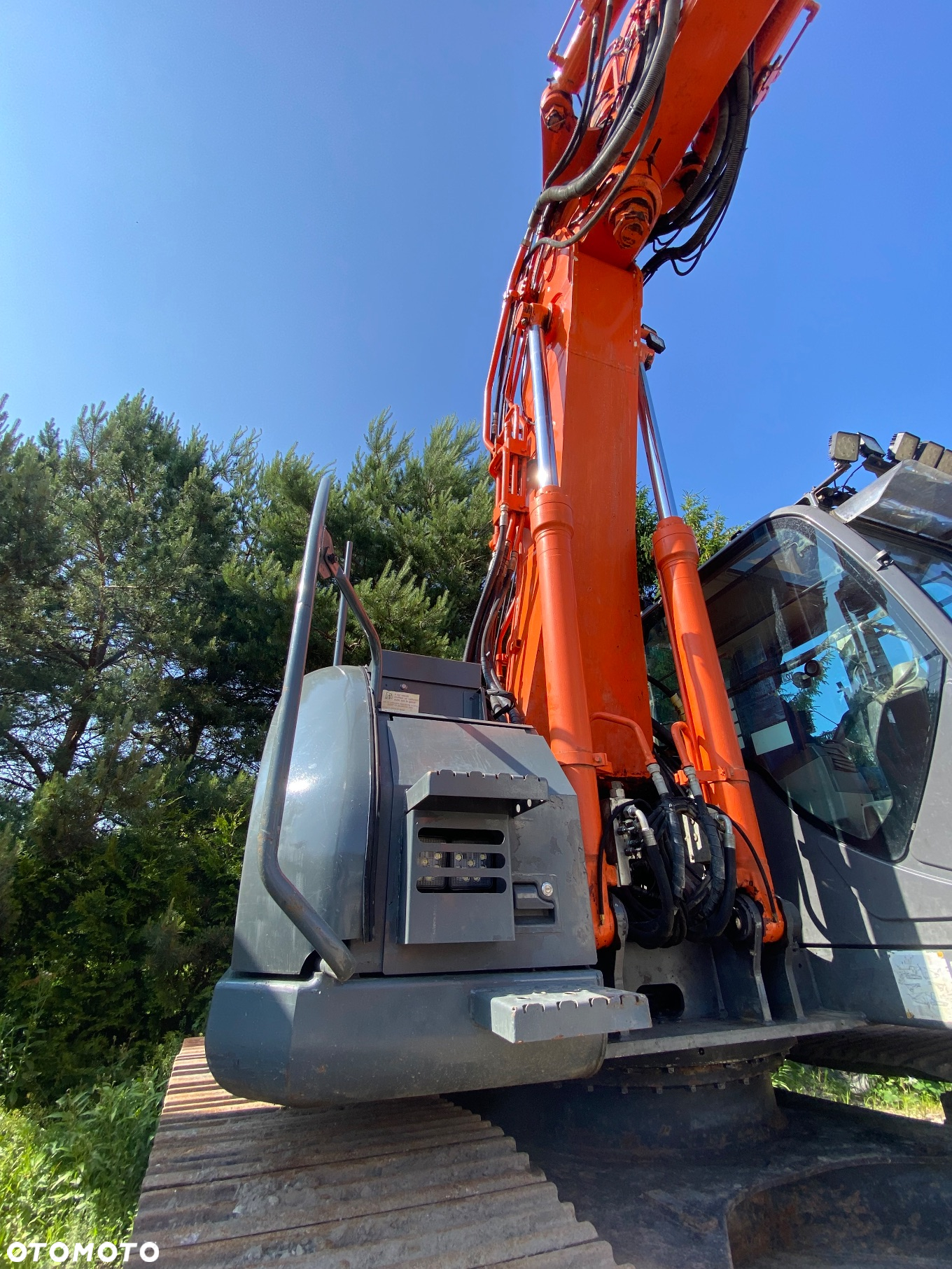 Hitachi ZX225USLC - 8