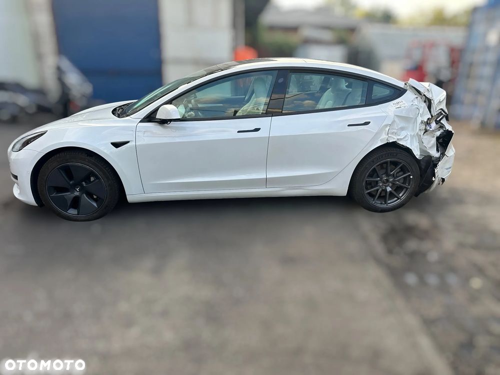 Tesla Model 3 Standard Reichweite Plus Hinterradantrieb - 3