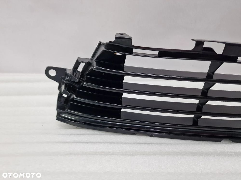 TOYOTA AURIS II LIFT 15- KRATKA ŚRODKOWA ZDERZAKA PRZEDNIEGO PRZÓD , NR 53112-02670 / 53112-02680 , NR AUKCJI KR305 - 2