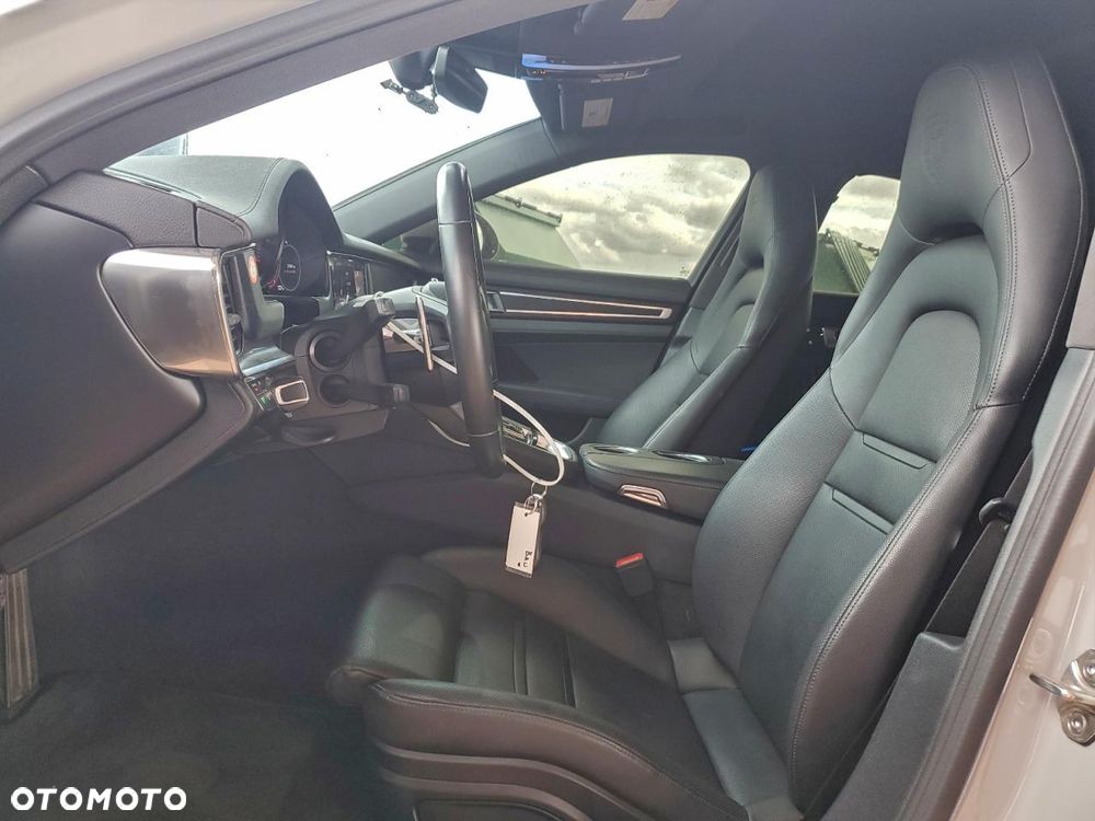 Porsche Panamera 4 - 8