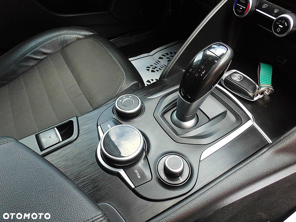 Alfa Romeo Giulia 2.2 AT8 Business - 10