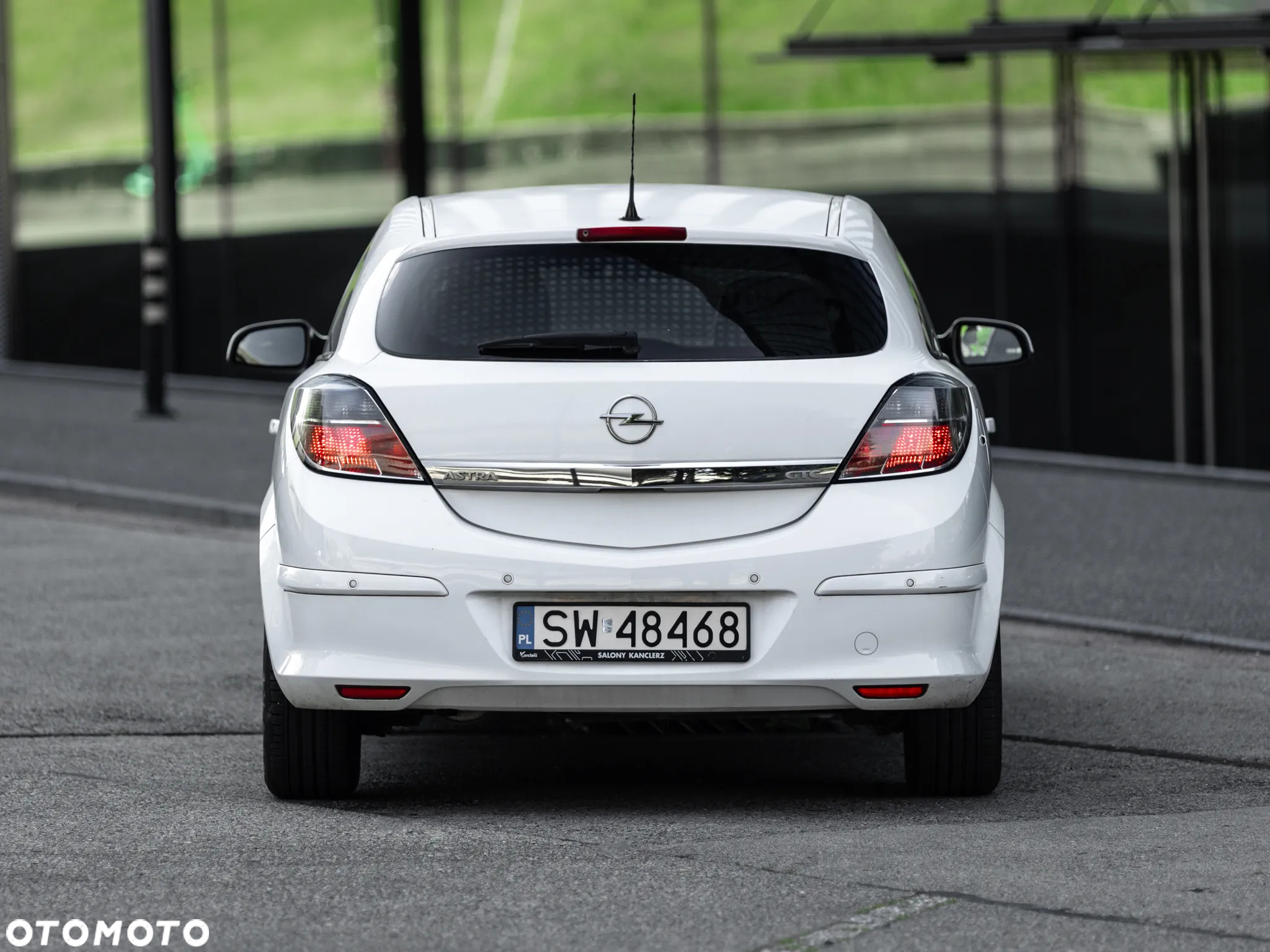 Opel Astra GTC 1.6 Black&White - 6