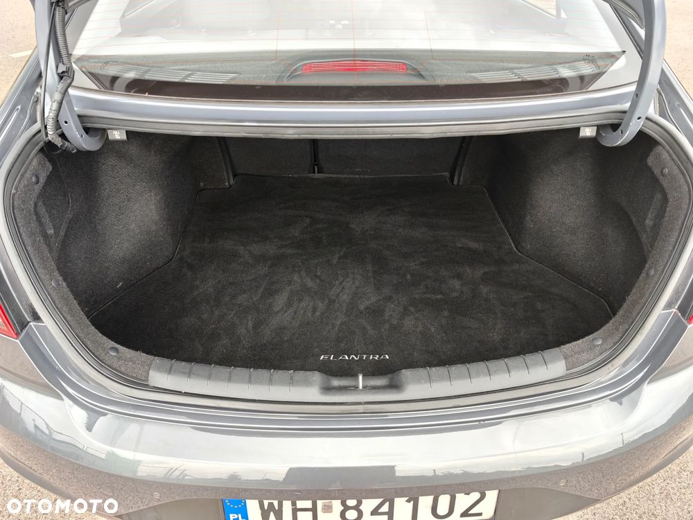 Hyundai Elantra 1.6 Classic Plus - 12
