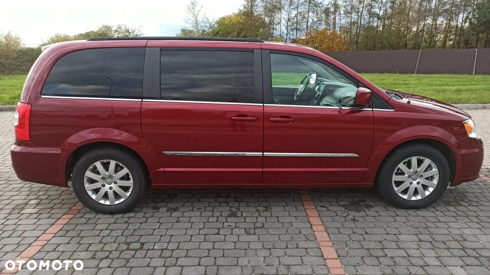 Chrysler Town & Country - 6