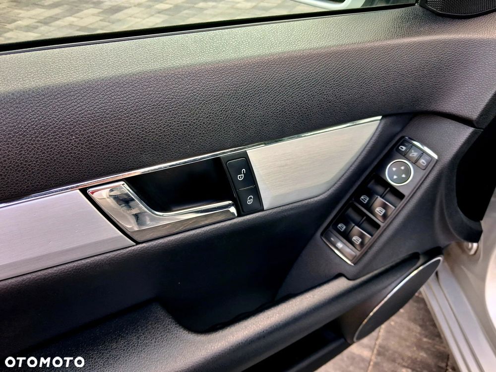 Mercedes-Benz Klasa C 180 CGI Automatik BlueEFFICIENCY Elegance - 35