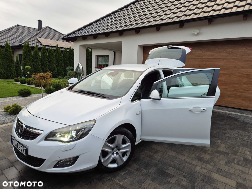 Opel Astra 2010 photo 2