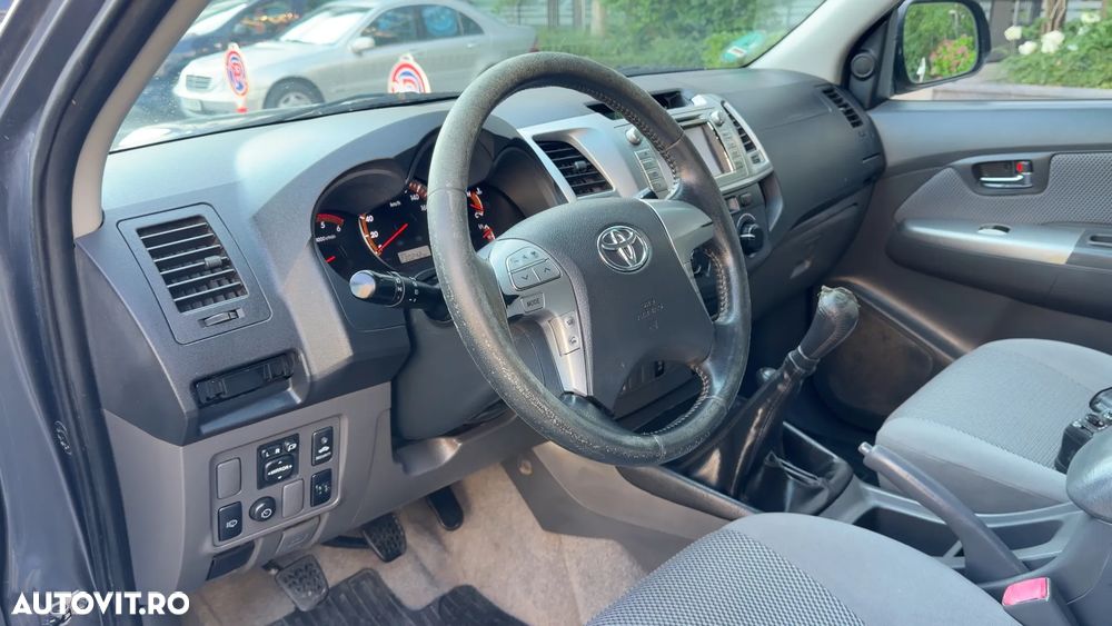 Toyota Hilux 4x4 Cabina Dubla Style - 10