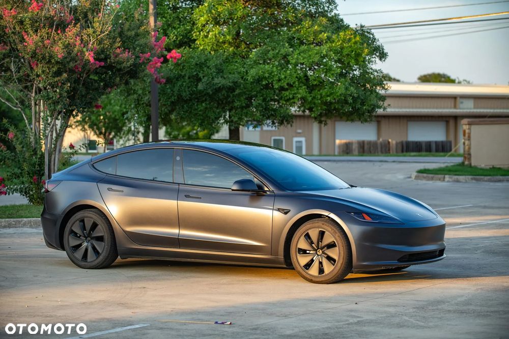 Tesla Model 3 - 4