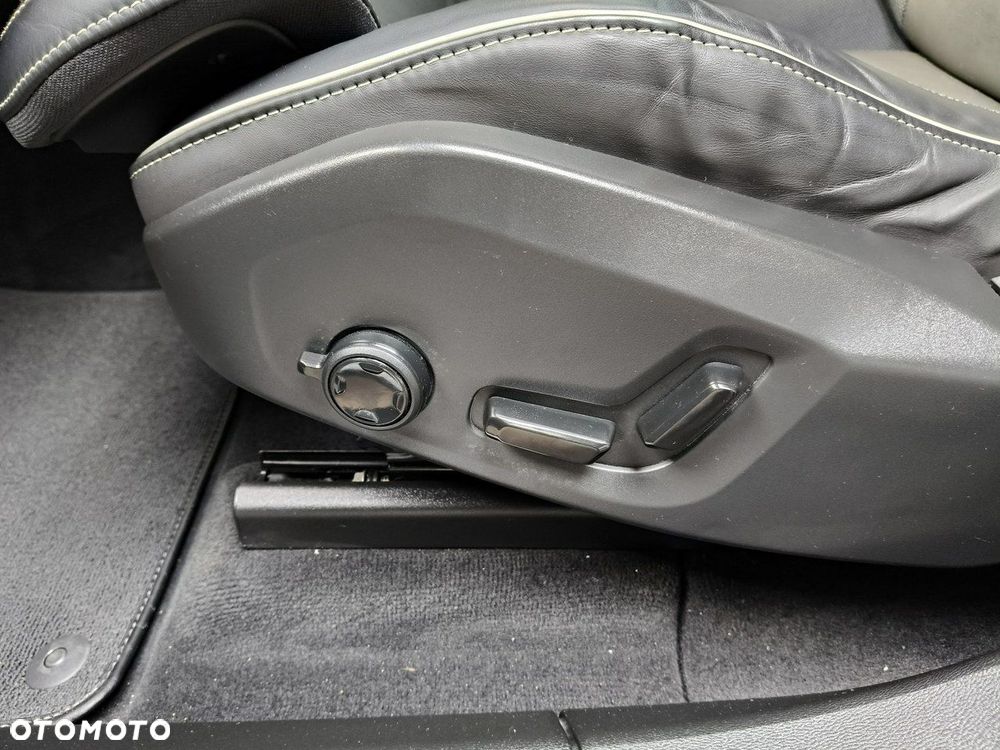 Volvo XC 60 T6 AWD Plug-In Hybrid R-Design - 22