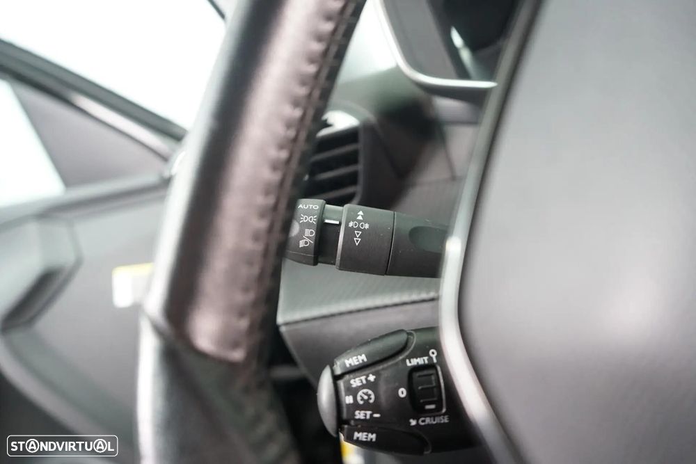 Peugeot 2008 1.2 PureTech Allure - 24
