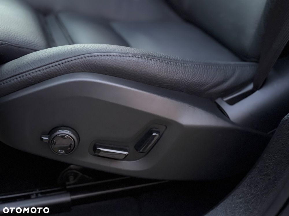Volvo XC 60 B4 D Plus Dark - 5