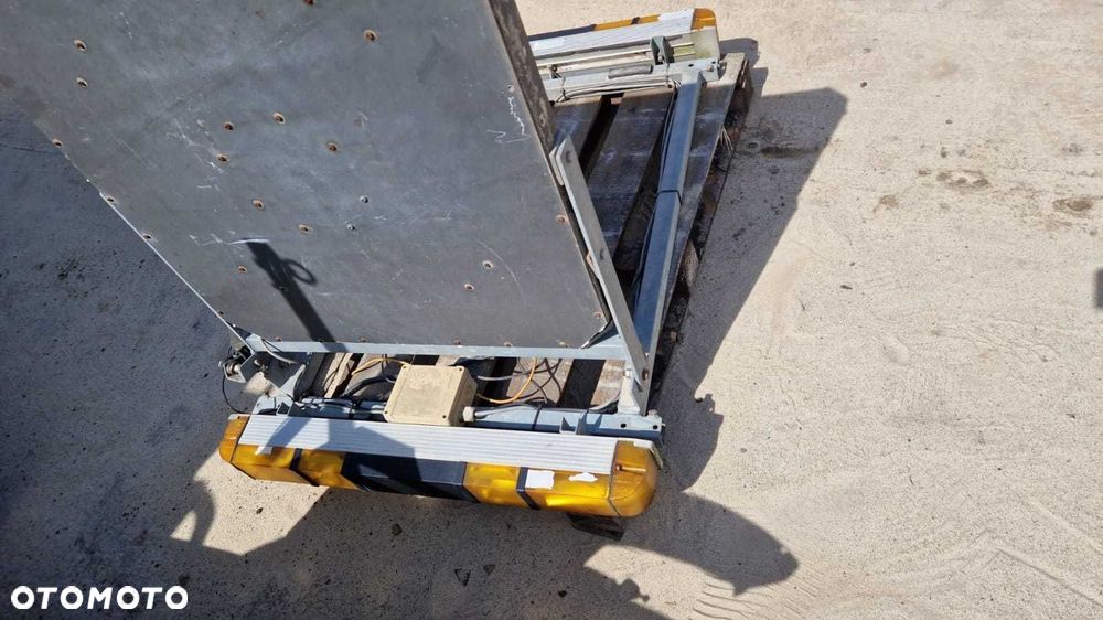 Koguty ostrzegawcze na auto tablica led podnoszona hydraulicznie - 2