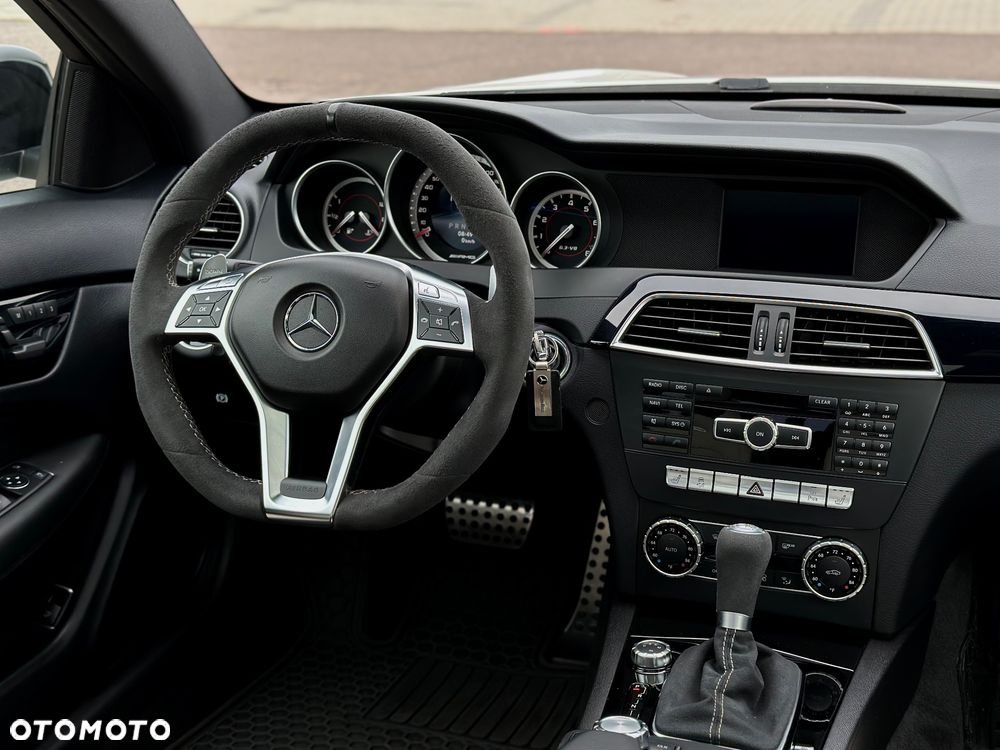 Mercedes-Benz Klasa C 63 AMG - 21
