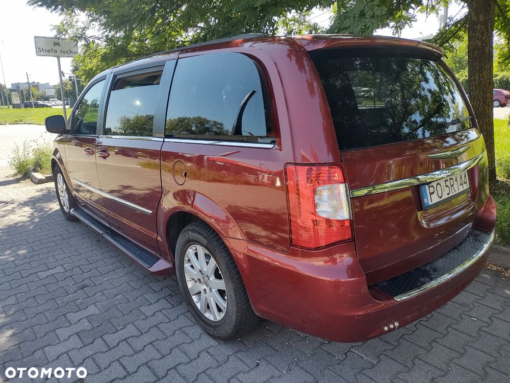 Chrysler Town & Country - 8