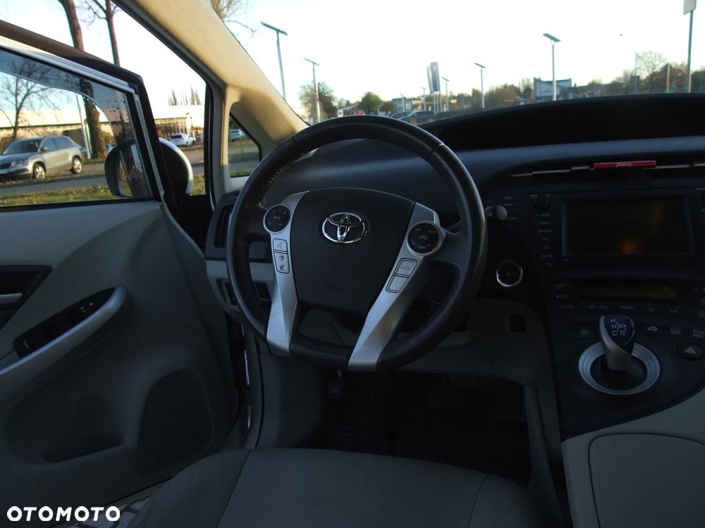 Toyota Prius 1.8 HSD Sol - 32