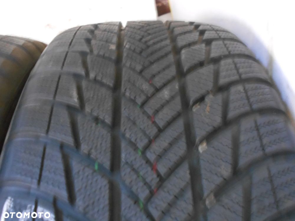 OPONY 215/55R18 BRIDGESTONE BLIZZAK LM001 DOT 3422 / 4520 7.7MM - 4