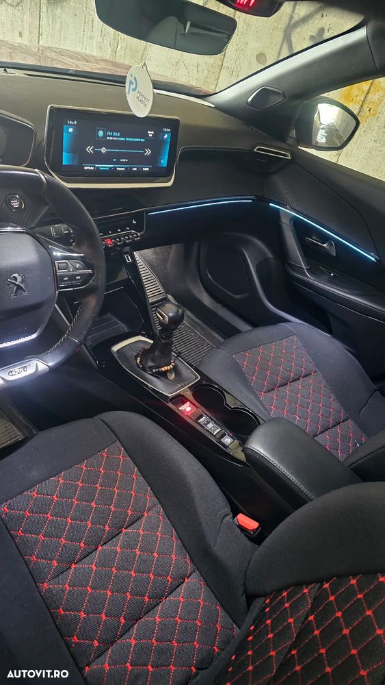 Peugeot 2008 1.2 L PureTech STT GT Line - 8