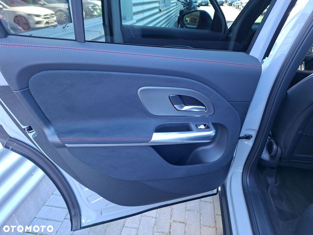 Mercedes-Benz GLB - 36