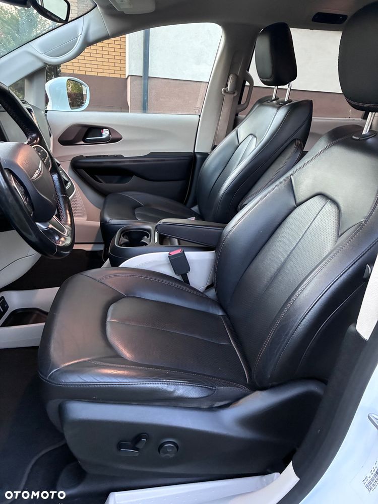 Chrysler Pacifica - 11