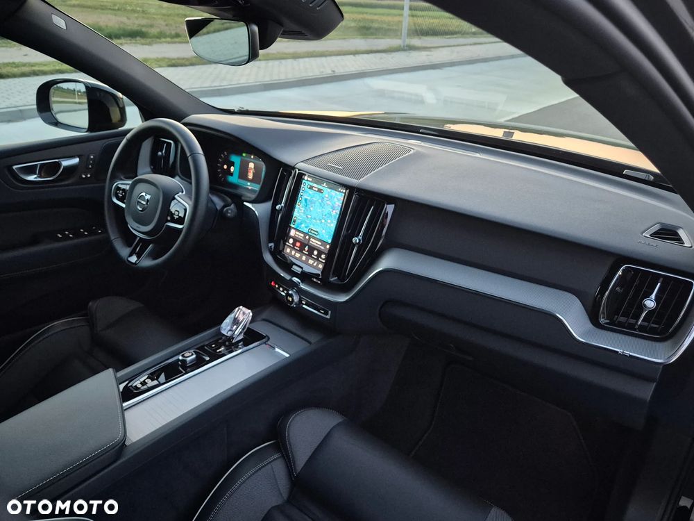 Volvo XC 60 B5 B AWD Ultimate Dark - 24