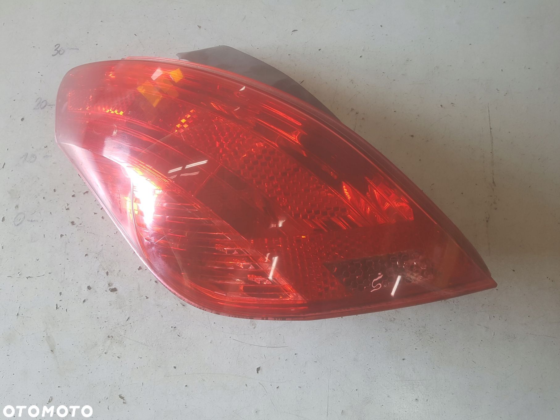 PEUGEOT 308 08r- HB LAMPA LEWA TYŁ TYLNA - 1