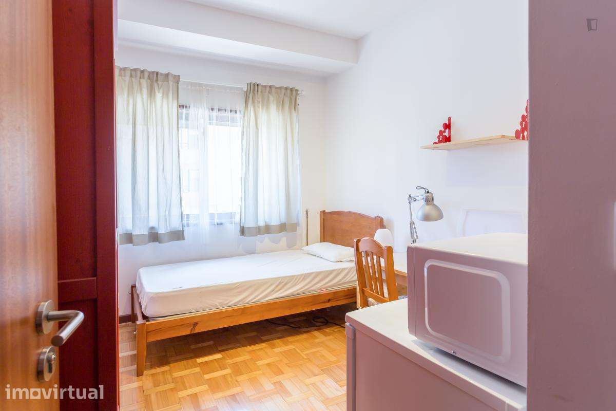 Quarto - localizado em Paranhos Porto - Grande imagem: 2/14
